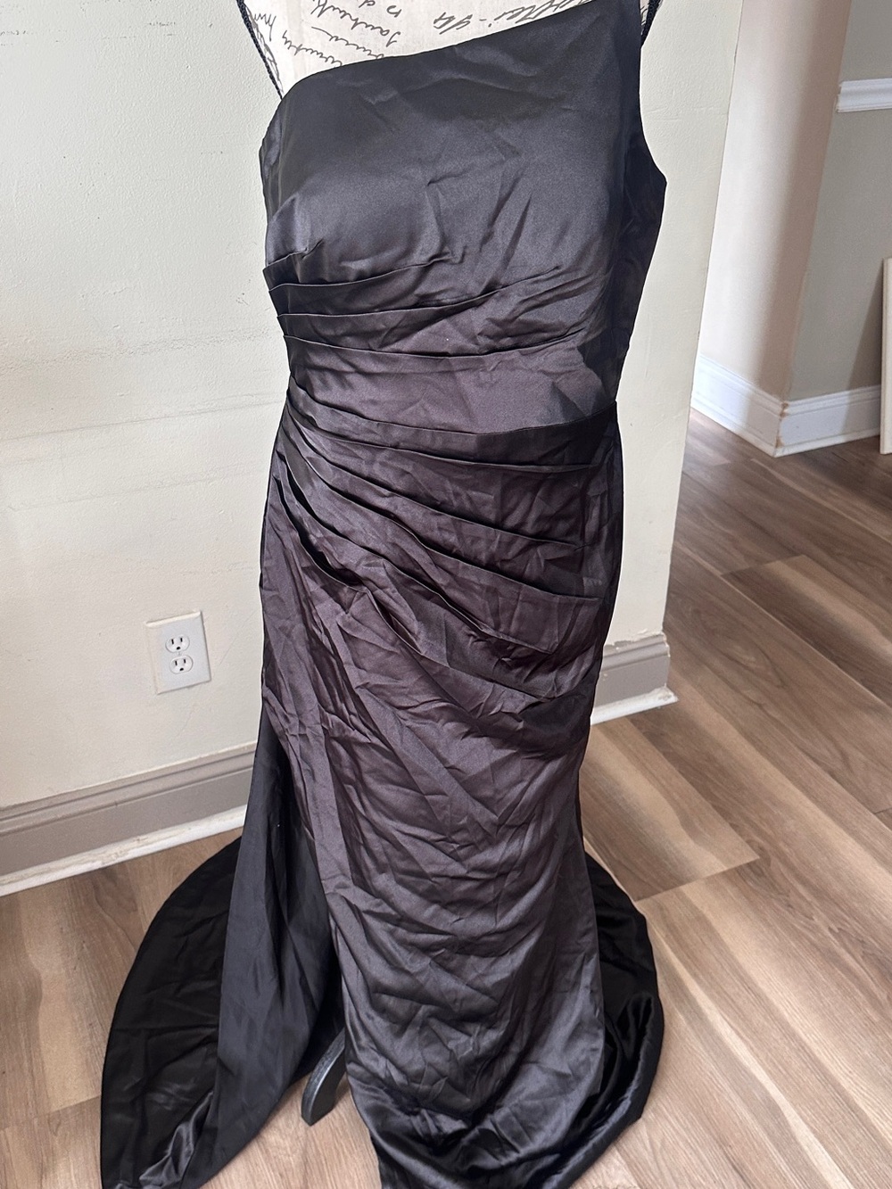 Elegant Black One-Shoulder Evening Gown